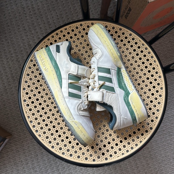 Adidas Forum 84 Low AEC Shoes in Cloud White/Green Oxide - Picture 4 of 5